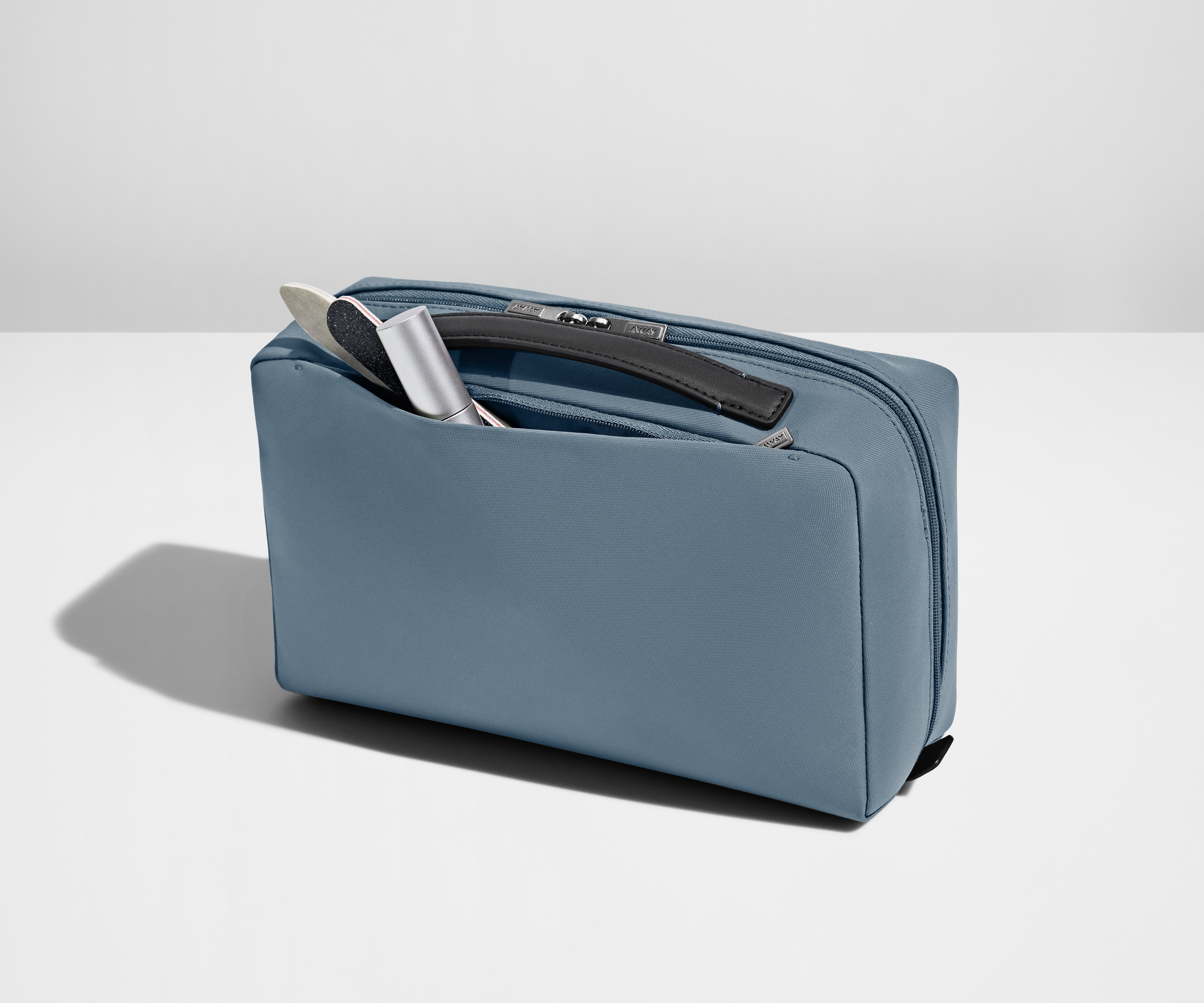 The Large Toiletry Bag in Coast Blue - Image 4