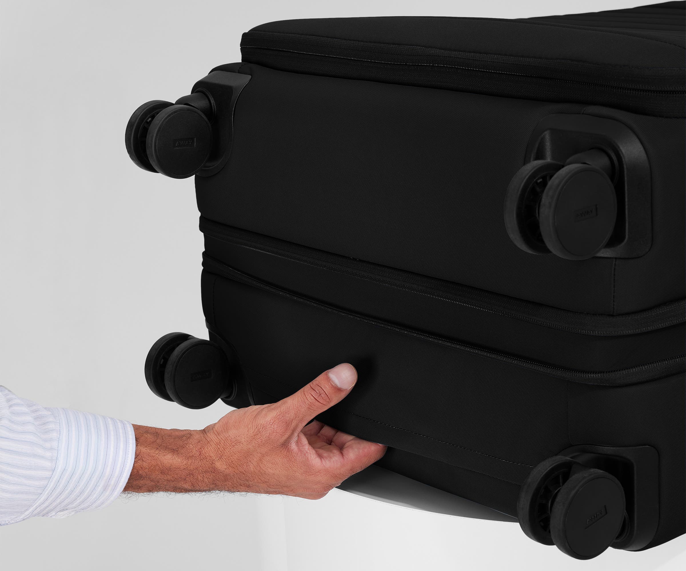 Softside Large in Jet Black - Image 8