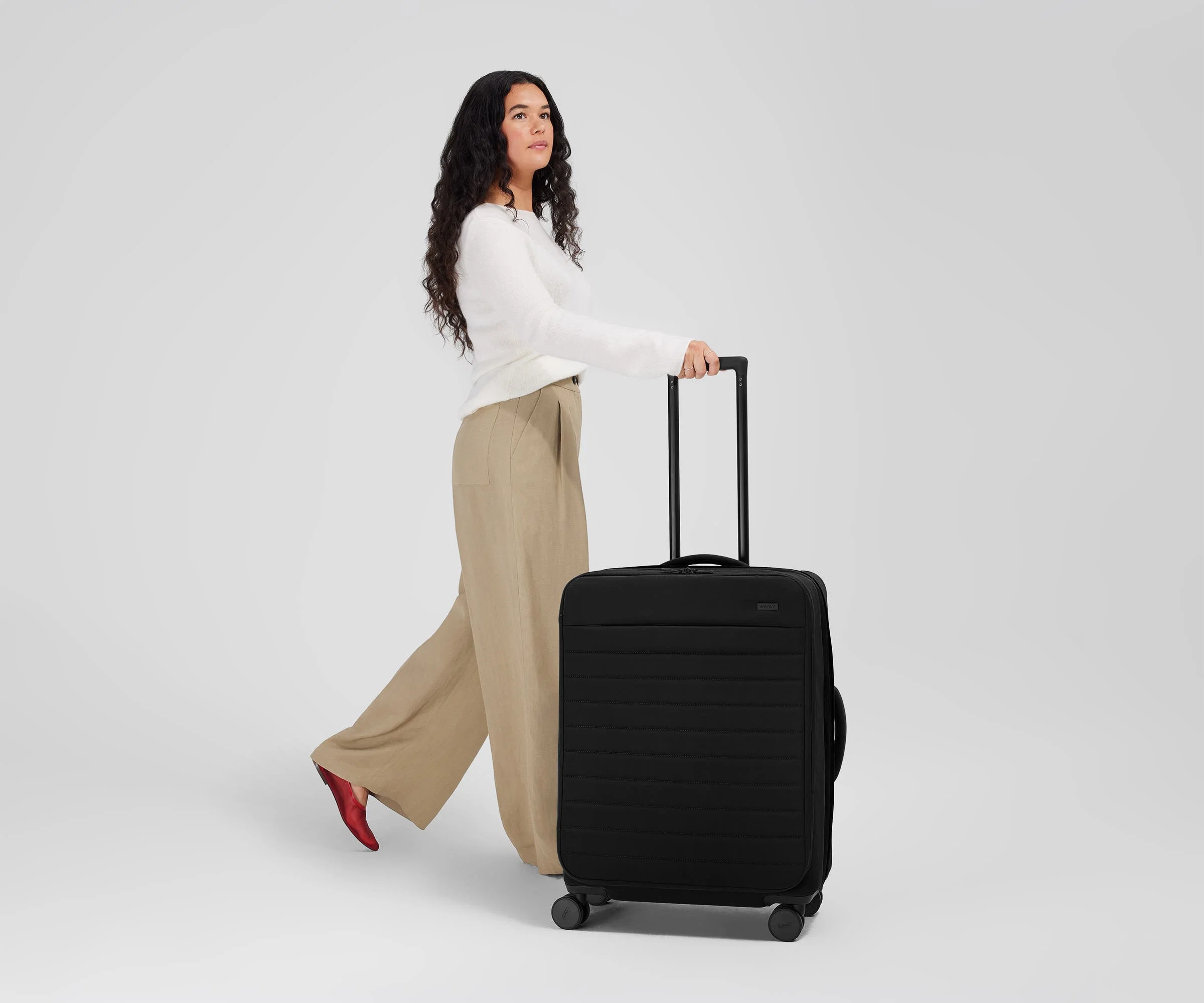 Softside Medium in Jet Black - Image 4
